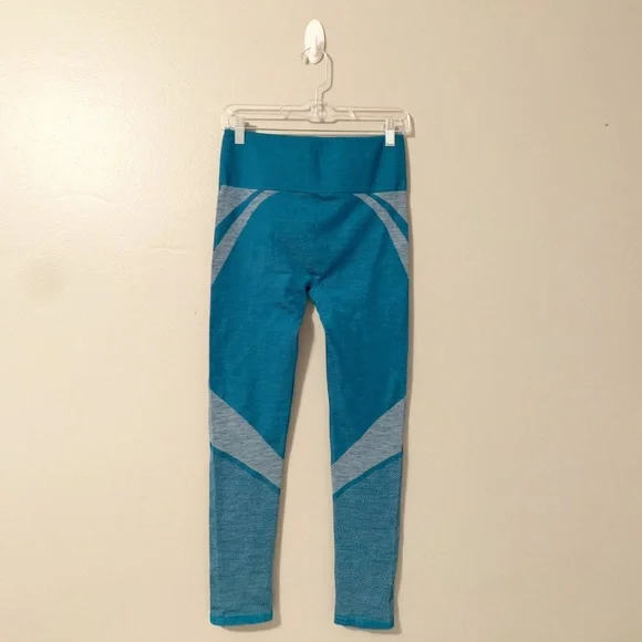 Fabletics High-Waisted Seamless Dot Leggings - Picture 4 of 6